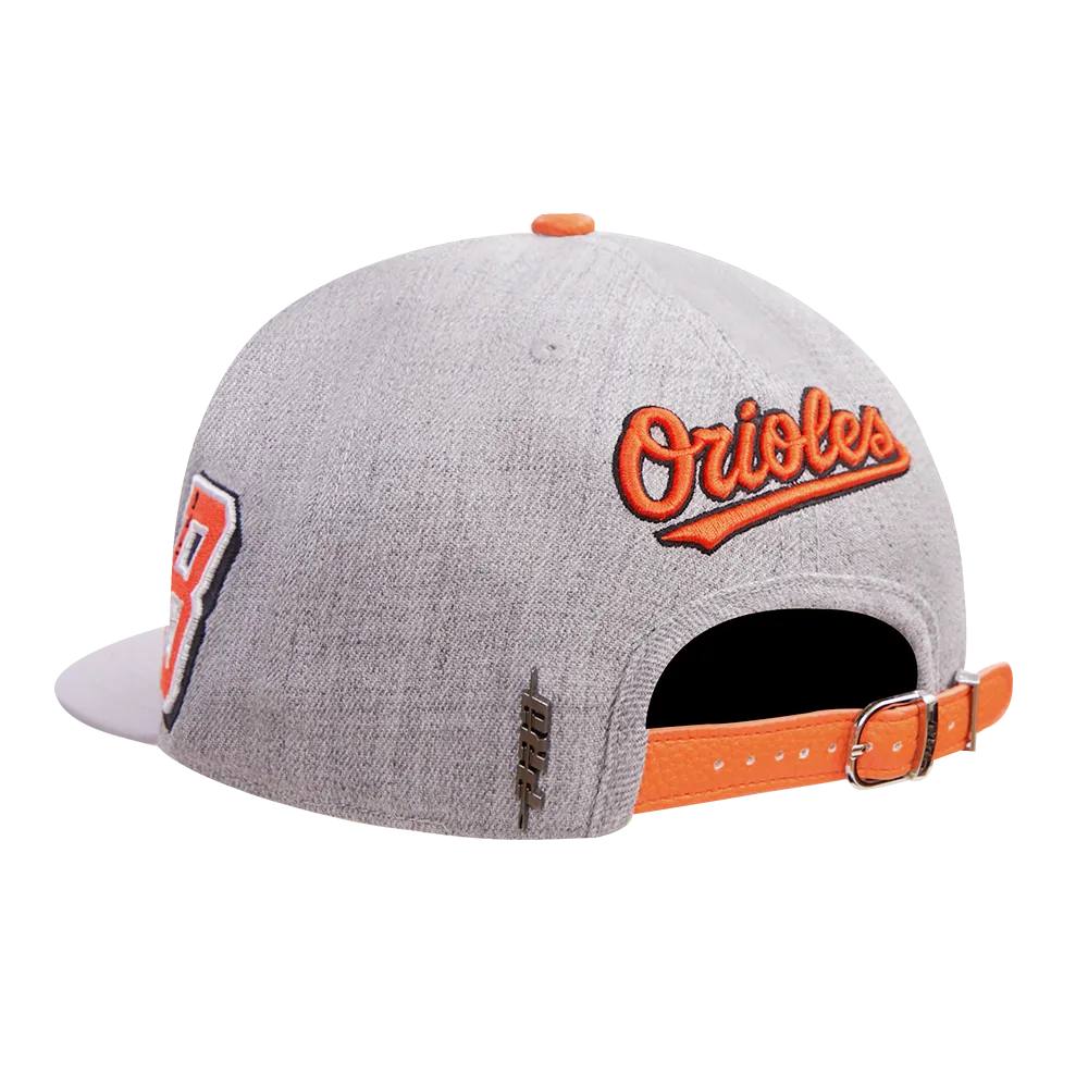 MLB BALTIMORE ORIOLES OLD ENGLISH UNISEX 6 PANEL LEATHER STRAPBACK (HEATHER GREY)