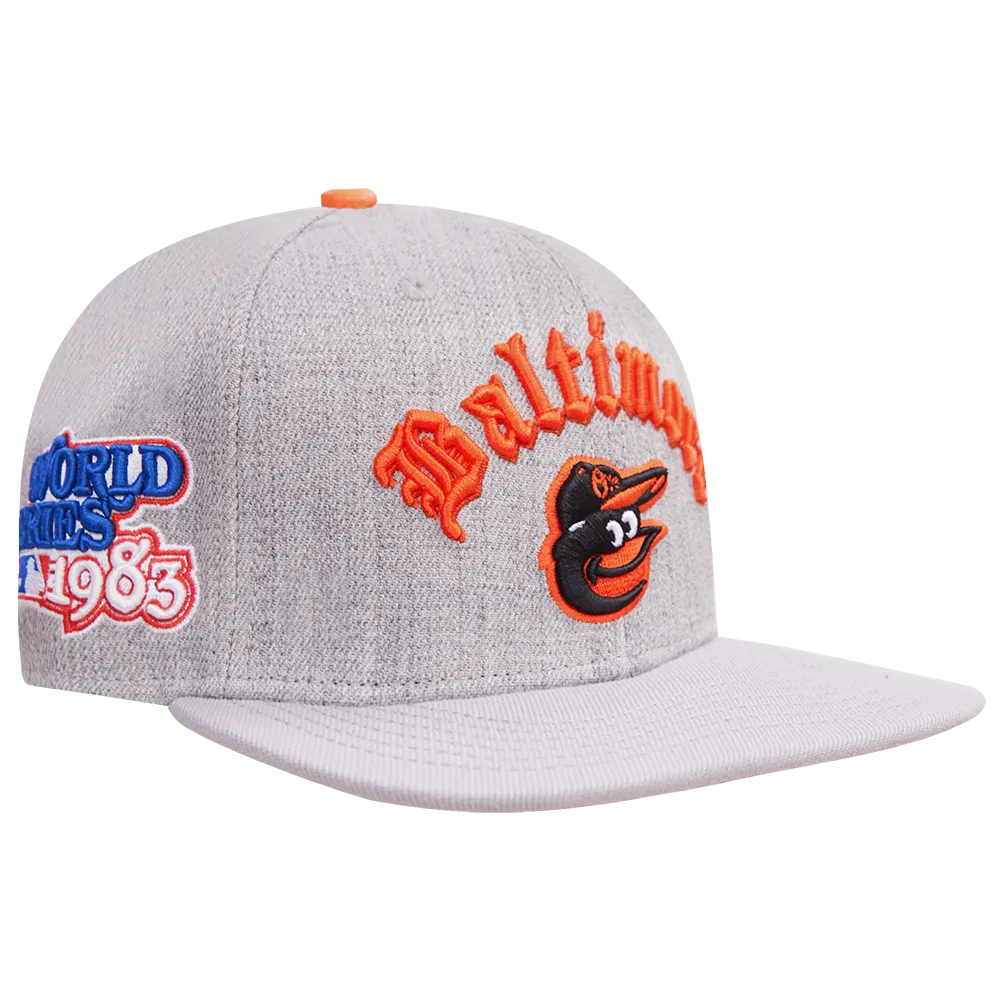 MLB BALTIMORE ORIOLES OLD ENGLISH UNISEX 6 PANEL LEATHER STRAPBACK (HEATHER GREY)