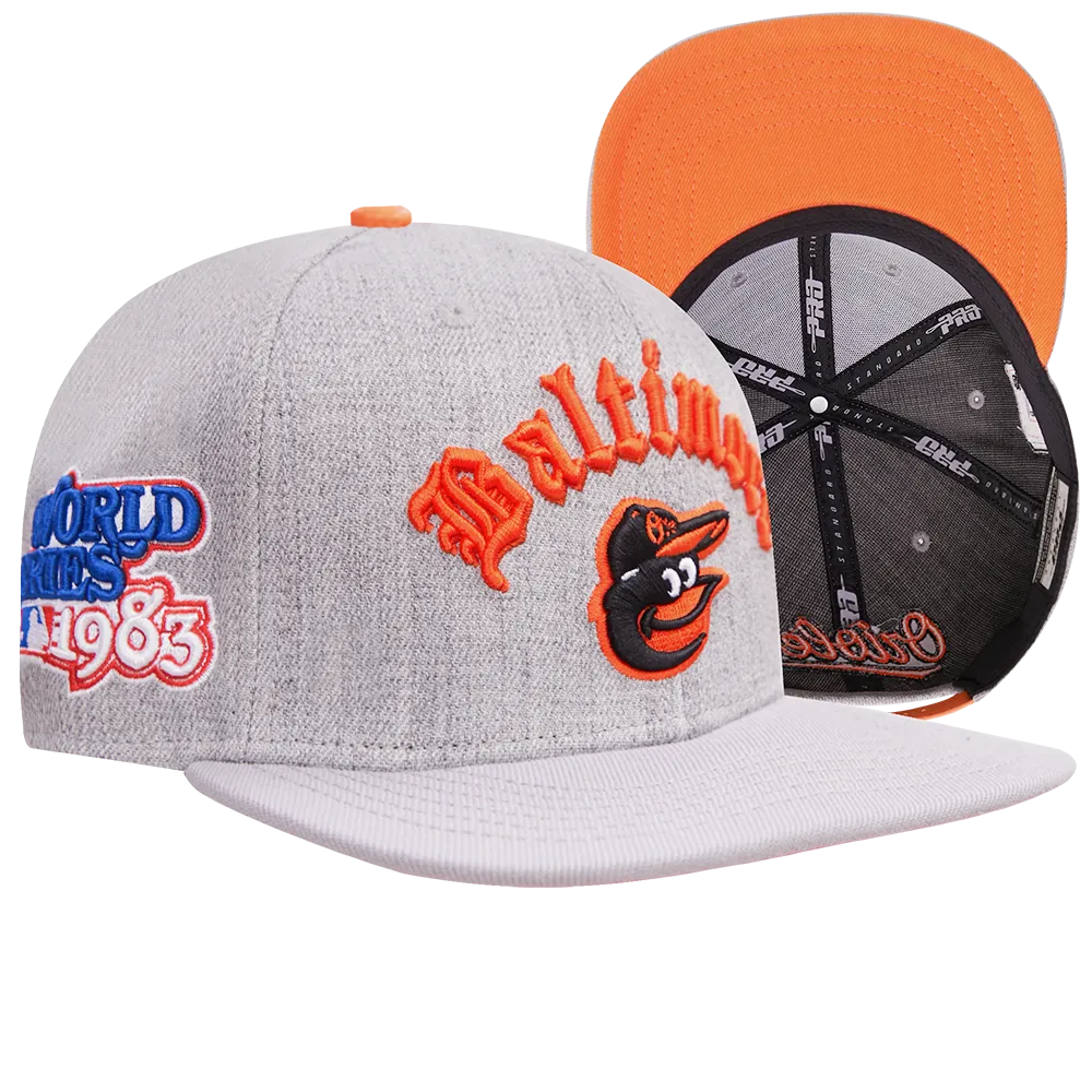 MLB BALTIMORE ORIOLES OLD ENGLISH UNISEX 6 PANEL LEATHER STRAPBACK (HEATHER GREY)