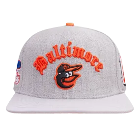 MLB BALTIMORE ORIOLES OLD ENGLISH UNISEX 6 PANEL LEATHER STRAPBACK (HEATHER GREY)