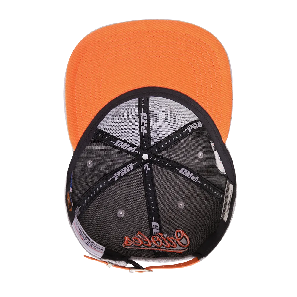 MLB BALTIMORE ORIOLES OLD ENGLISH UNISEX 6 PANEL LEATHER STRAPBACK (HEATHER GREY)