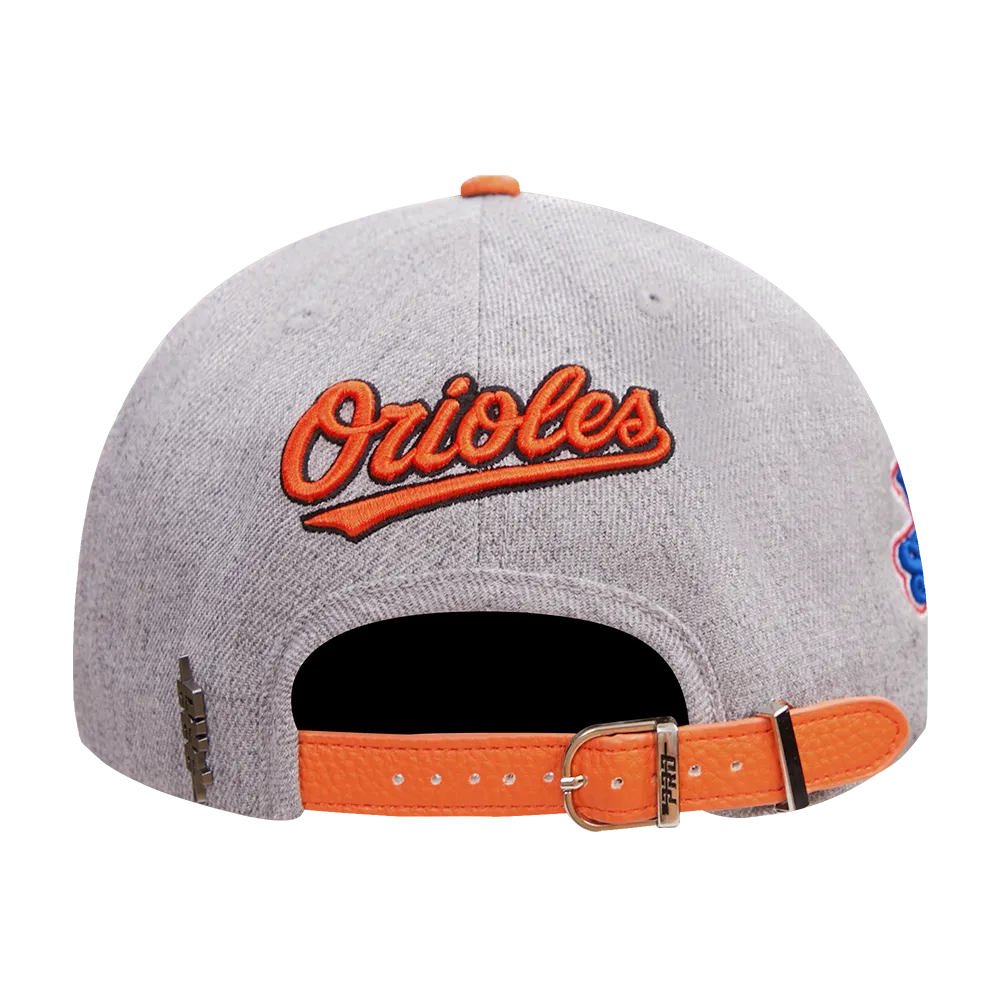 MLB BALTIMORE ORIOLES OLD ENGLISH UNISEX 6 PANEL LEATHER STRAPBACK (HEATHER GREY)