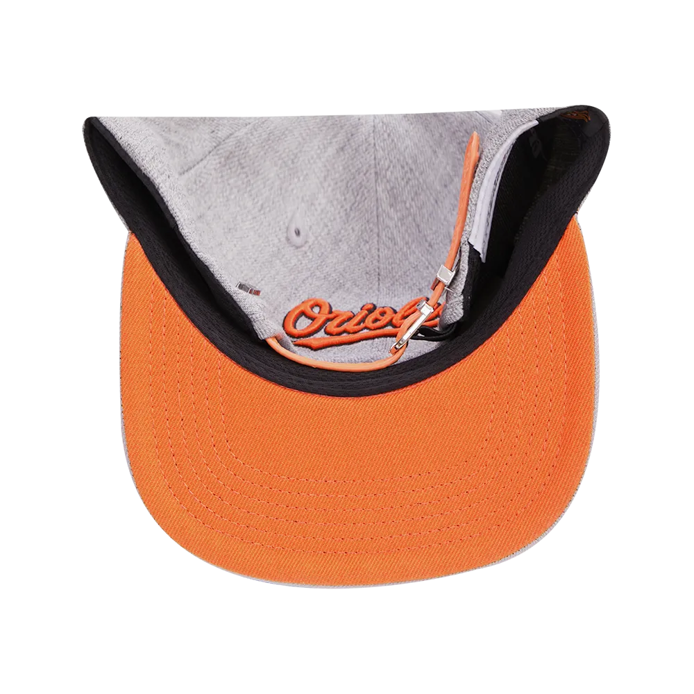 MLB BALTIMORE ORIOLES OLD ENGLISH UNISEX 6 PANEL LEATHER STRAPBACK (HEATHER GREY)